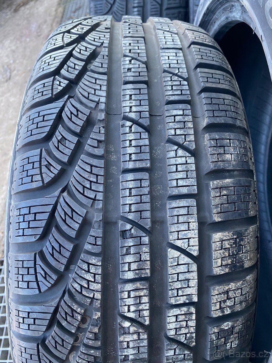 Pirelli Sotto Zero zánovní zimní sada 4ks 215/45-18