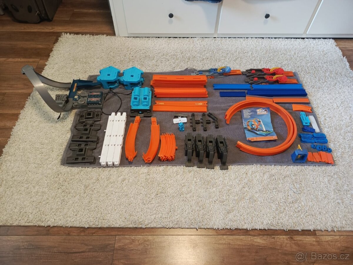 Hot Wheels Track builder system 35+ a Dráhy navíc