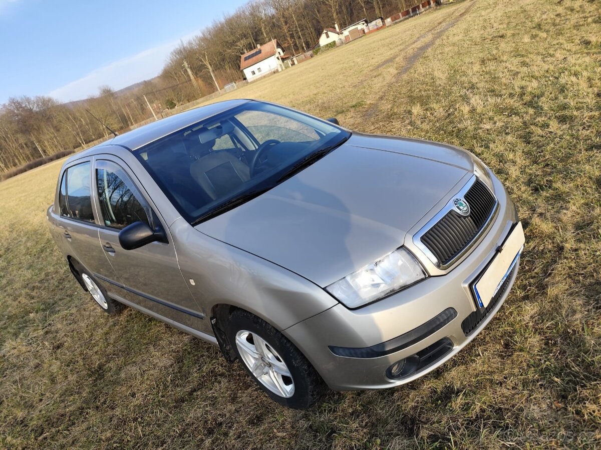 ŠKODA FABIA SEDAN 1.MAJ/ČR/SERVIS/TAŽNÉ ZAŘÍZENÍ NÍZKÉ KM