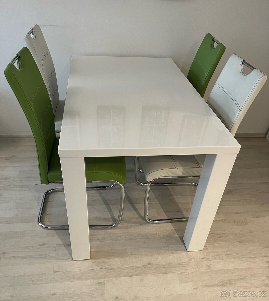 Jídelní stůl a 4x židle
