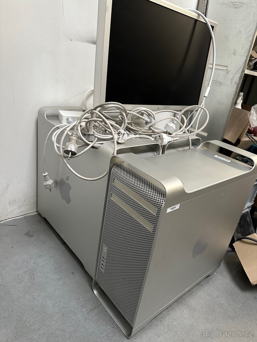 3x Apple Mac Pro, 1x Cinema Hd display