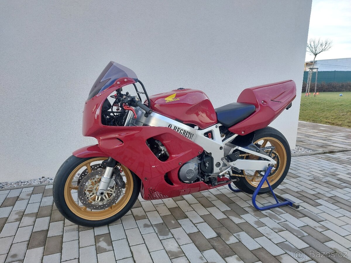 Honda cbr 900rr sc 28 fireblade