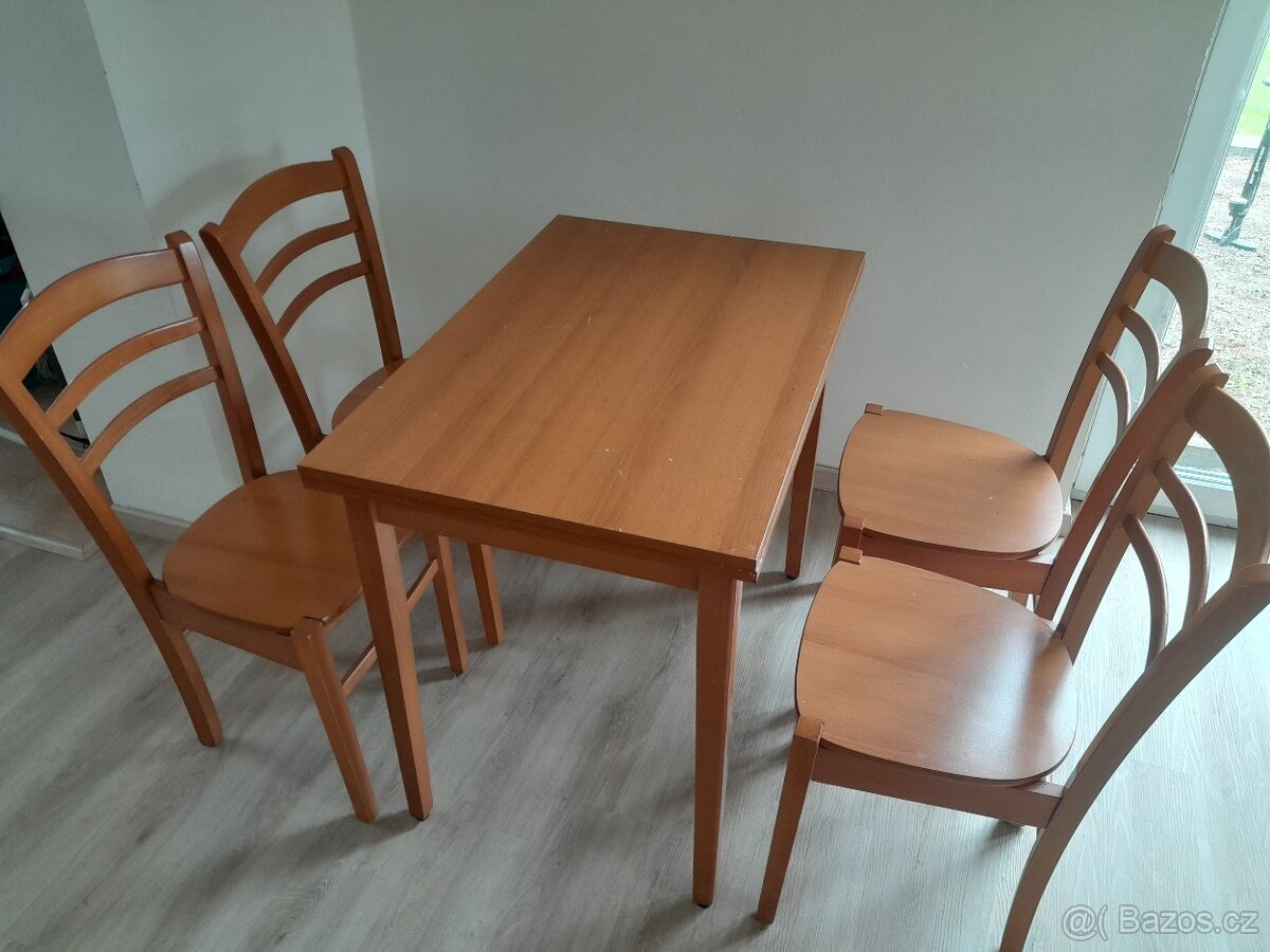 Skládací jídelní stůl a čtyři židle