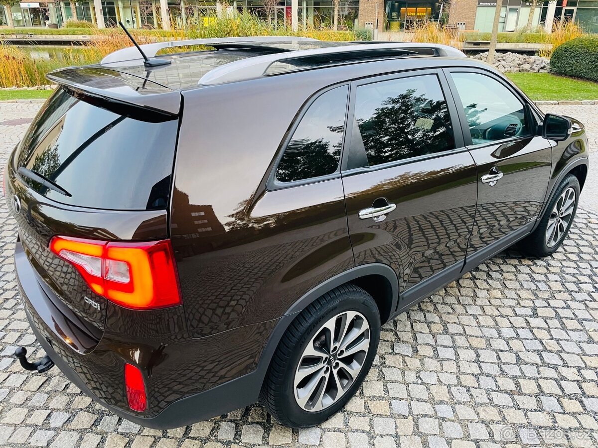 Kia Sorento 2.2CRDi 4x4 AUT KAM VÝHŘEV TAŽNÉ SERVISKA PANORA