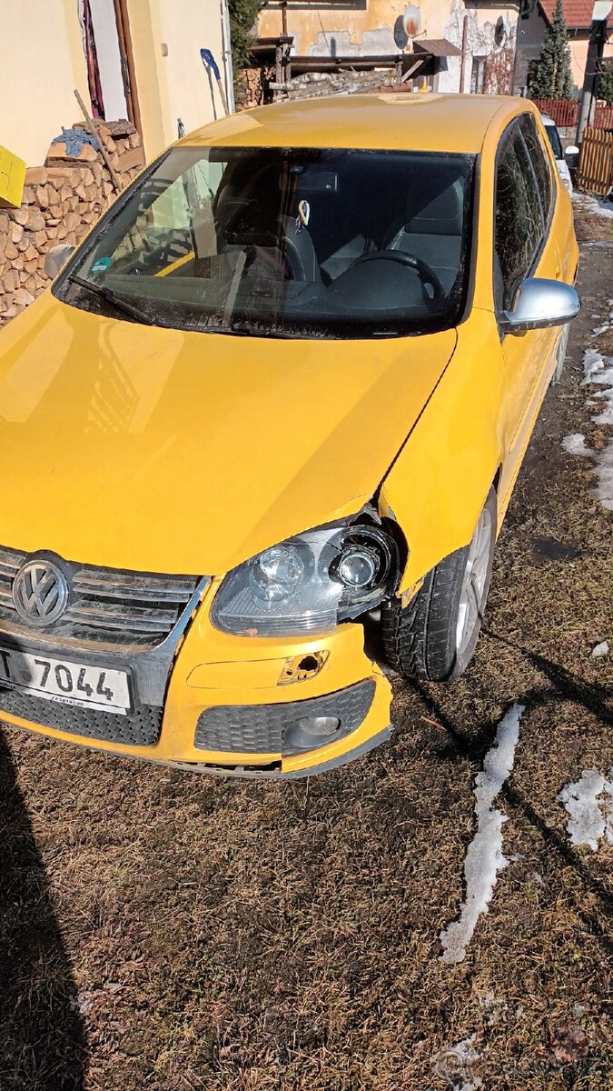 Wolksvagen golf 5 yellow speed limit edition