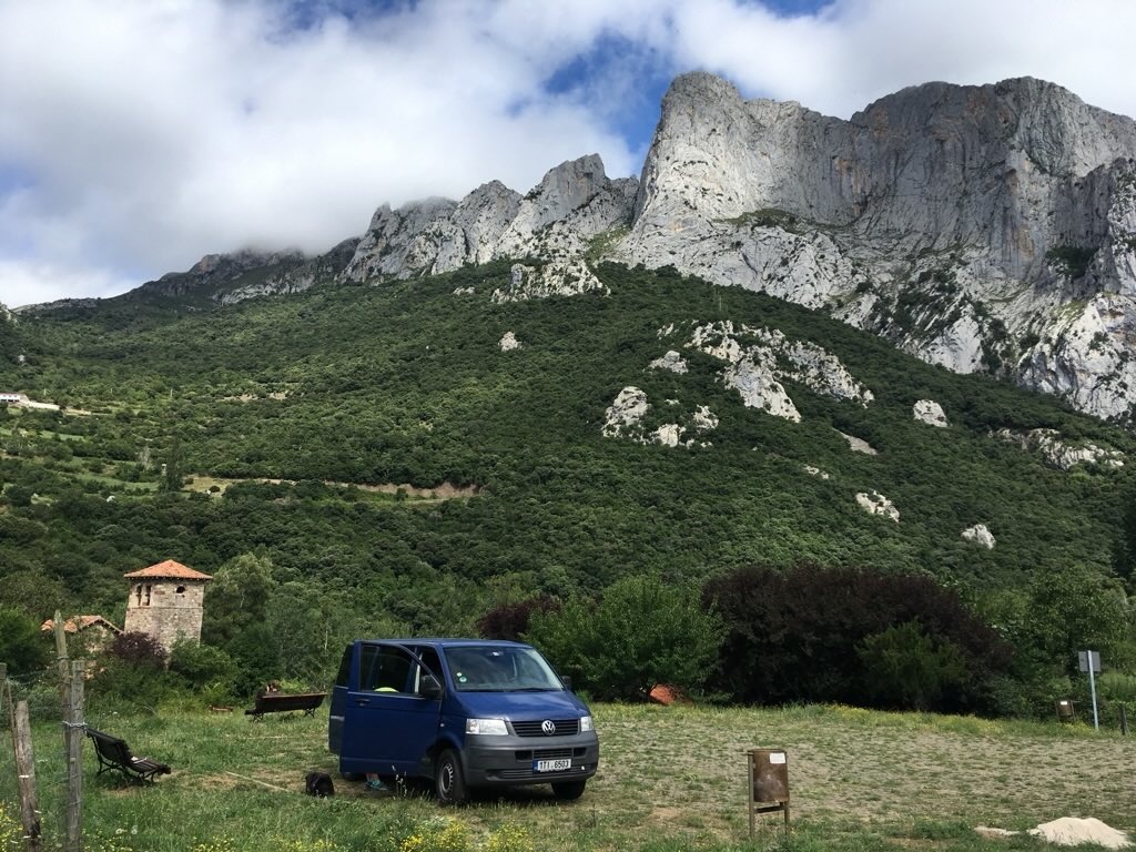 Rodinný VW T5 s postelí je připraven na cestování