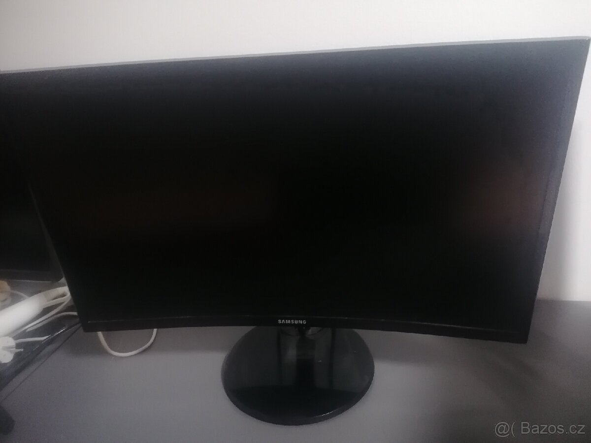 zakřivenej samsung monitor