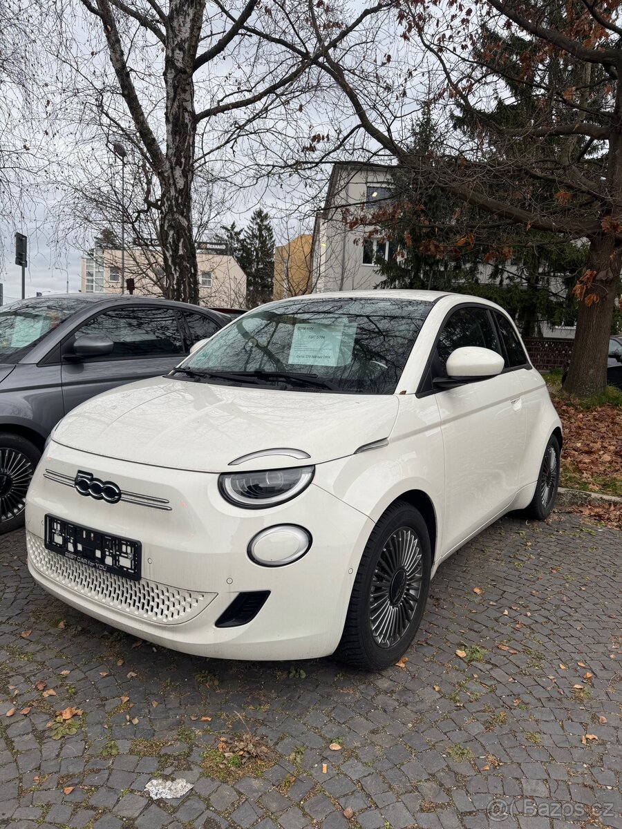 Fiat 500E bílá barva 2021