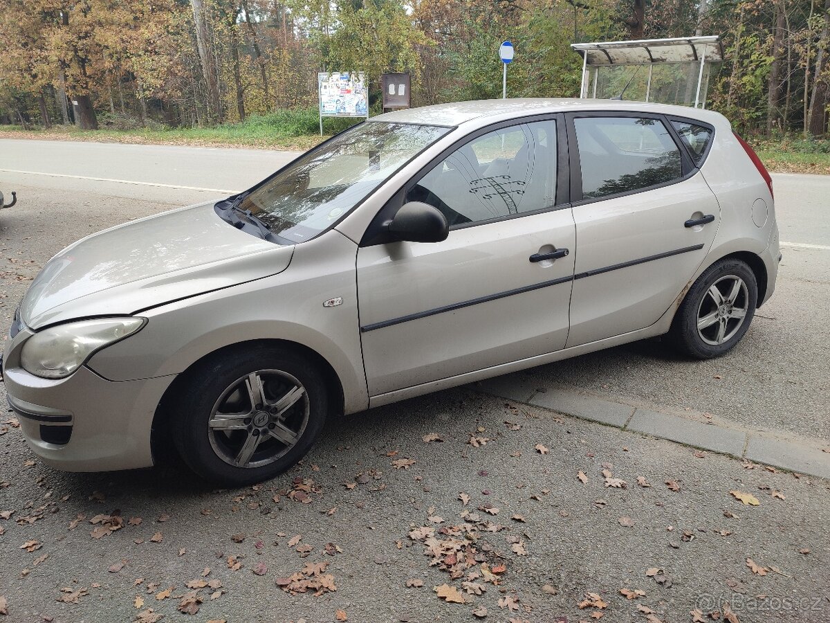 Hyundai i30 r.v. 2008 benzín k opravě nebo na náhradní díly