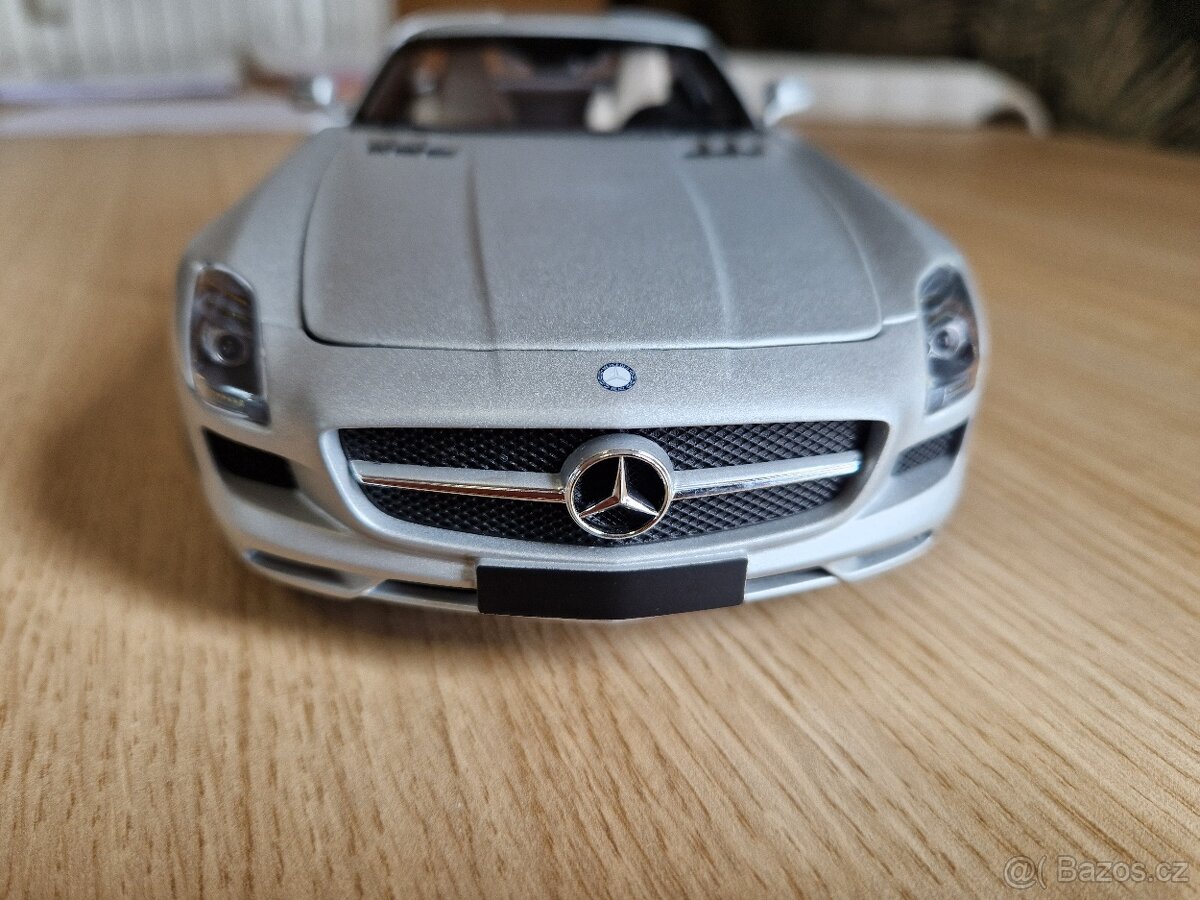 1/18 Mercedes SLS AMG 2010 Minichamps stříbrný