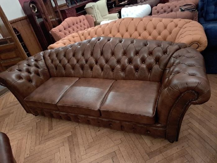 Nová, kožená sedačka Chesterfield Lux.