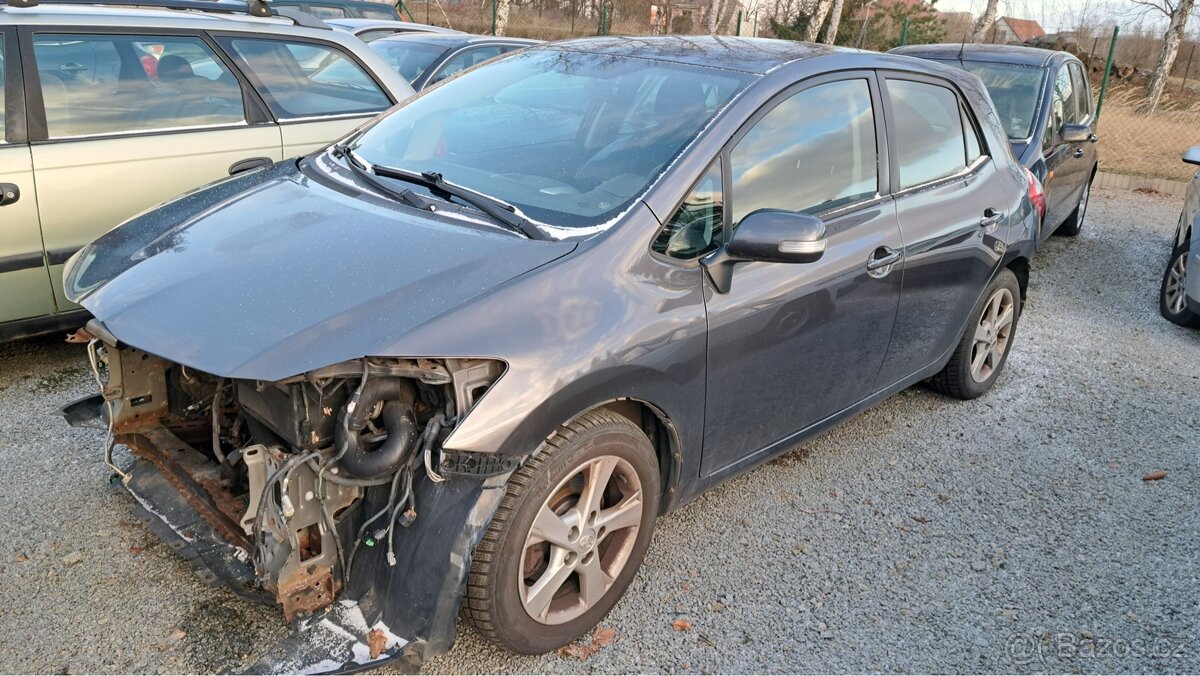 2011 TOYOTA AURIS 2.0 D-4D 93 kW po nehodě