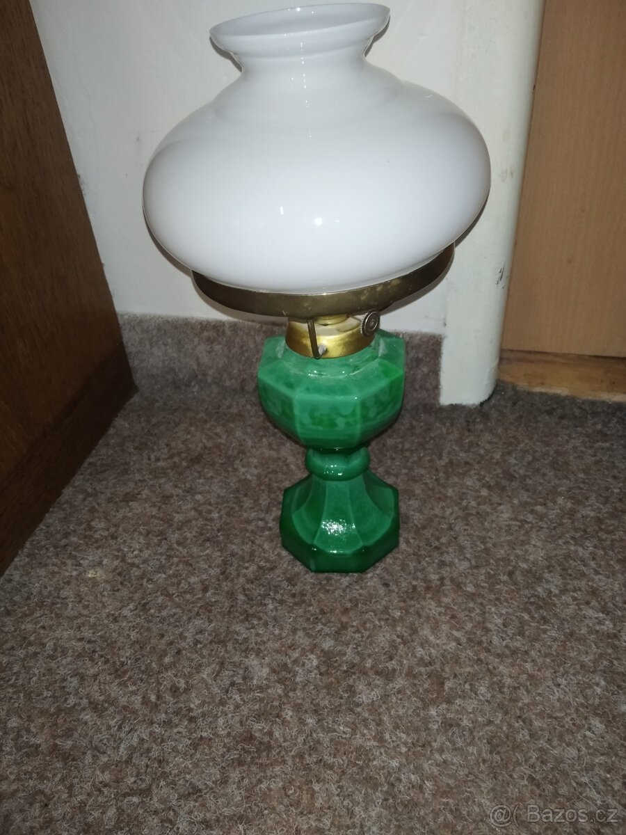 Prodám retro petrolejovou lampu malachitové sklo