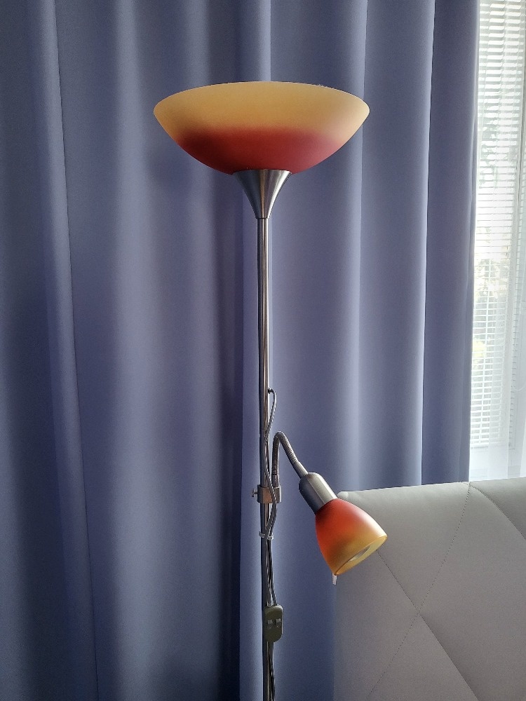 Stojací lampa - dva světelné zdroje