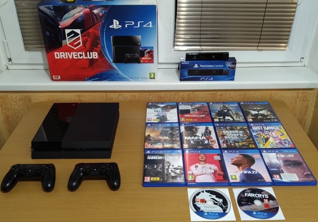 PS4 500GB + 2 ovladače + kamera + hry - TOP STAV