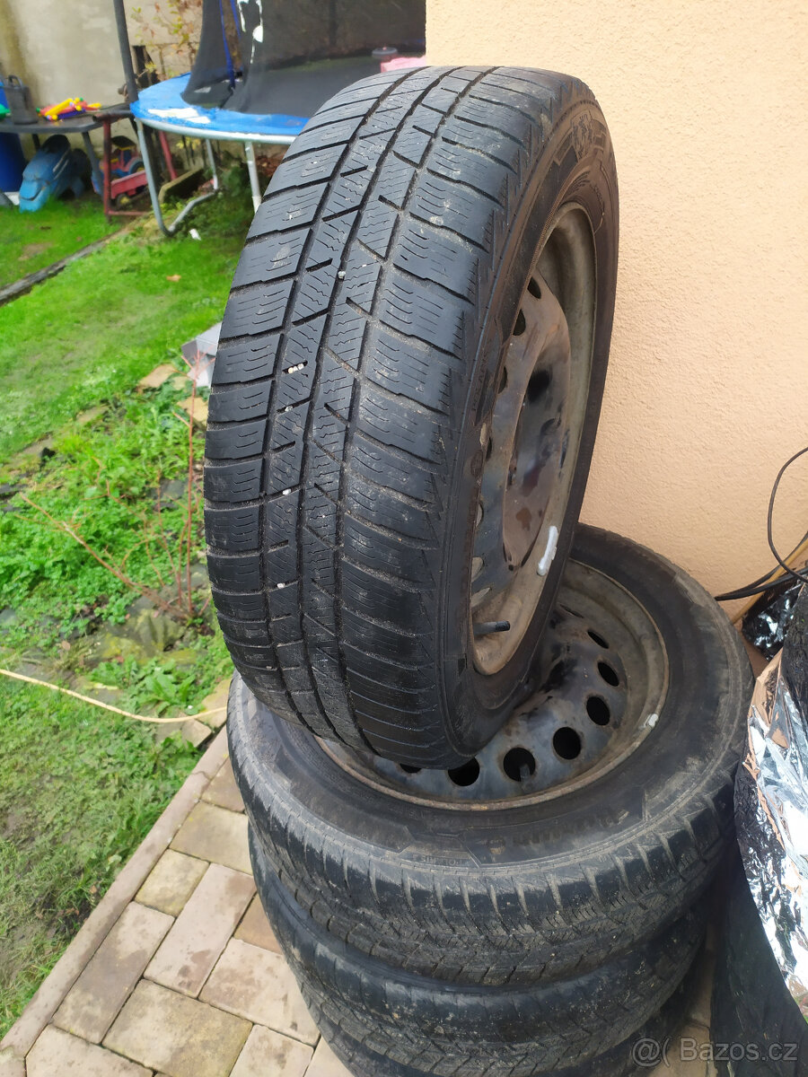 Zimní pneu na discích 185/60 R15, rozteč 4x100