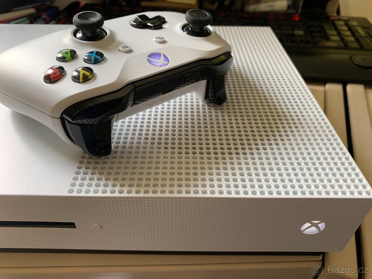 Xbox one S-1TB + hra