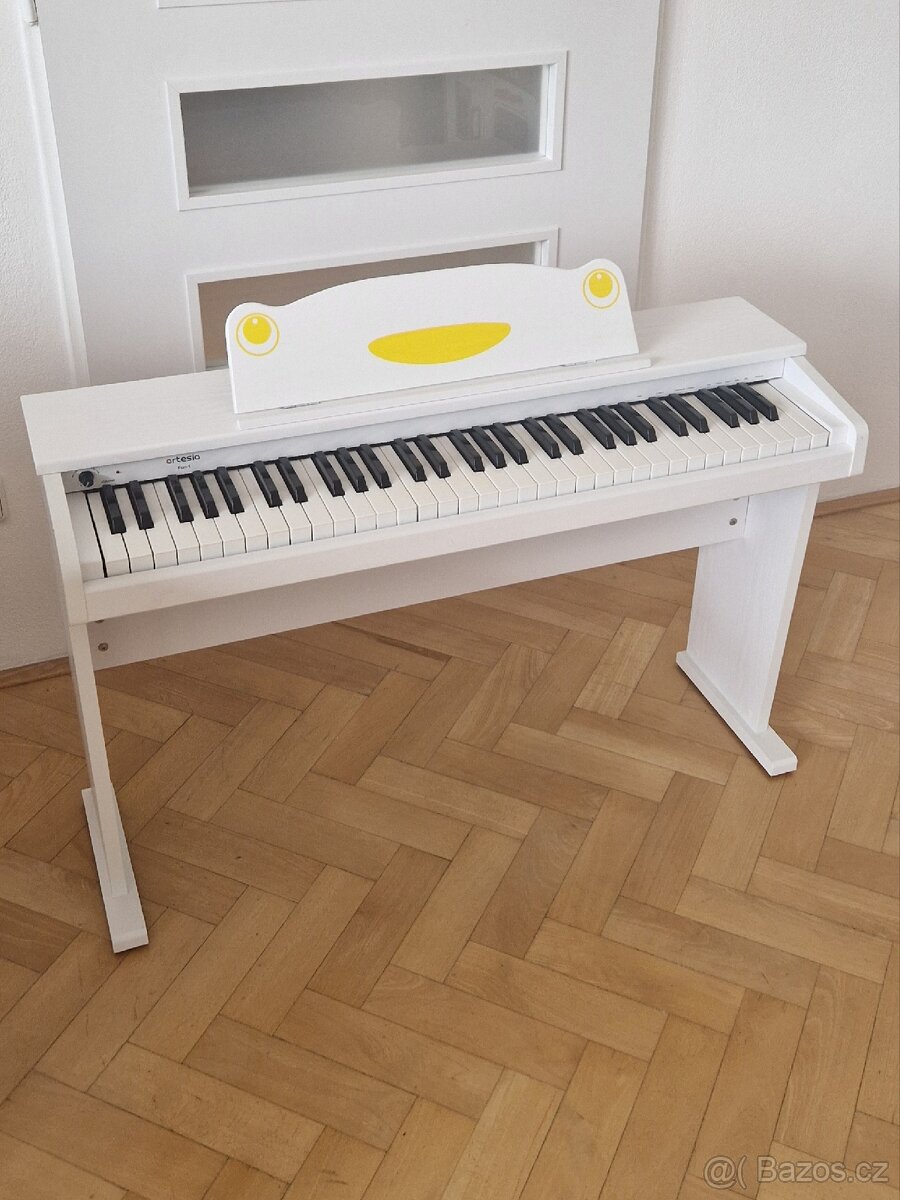 Digitalní piano pro děti vč stoličky, pedálu, sluchátek.