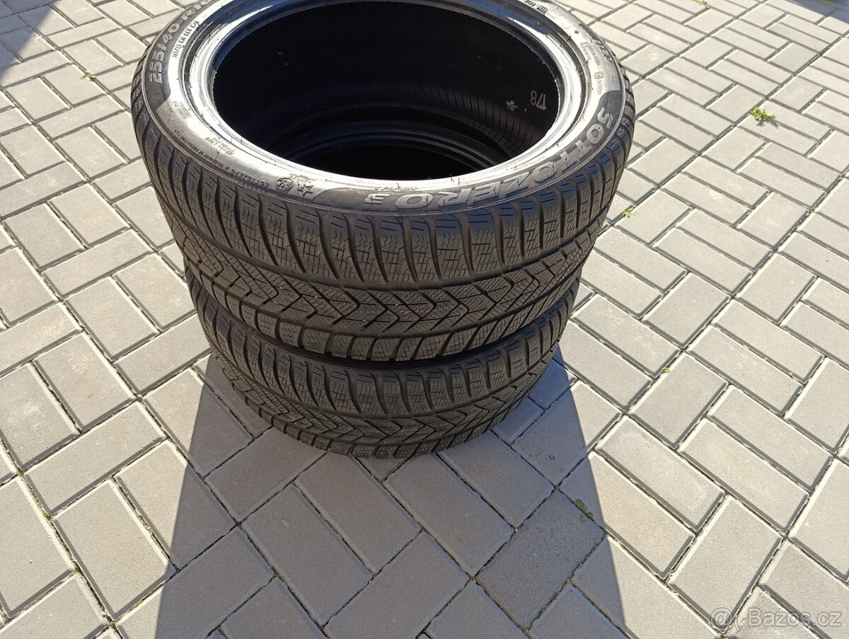 255/40/18 zimní Pirelli 2ks