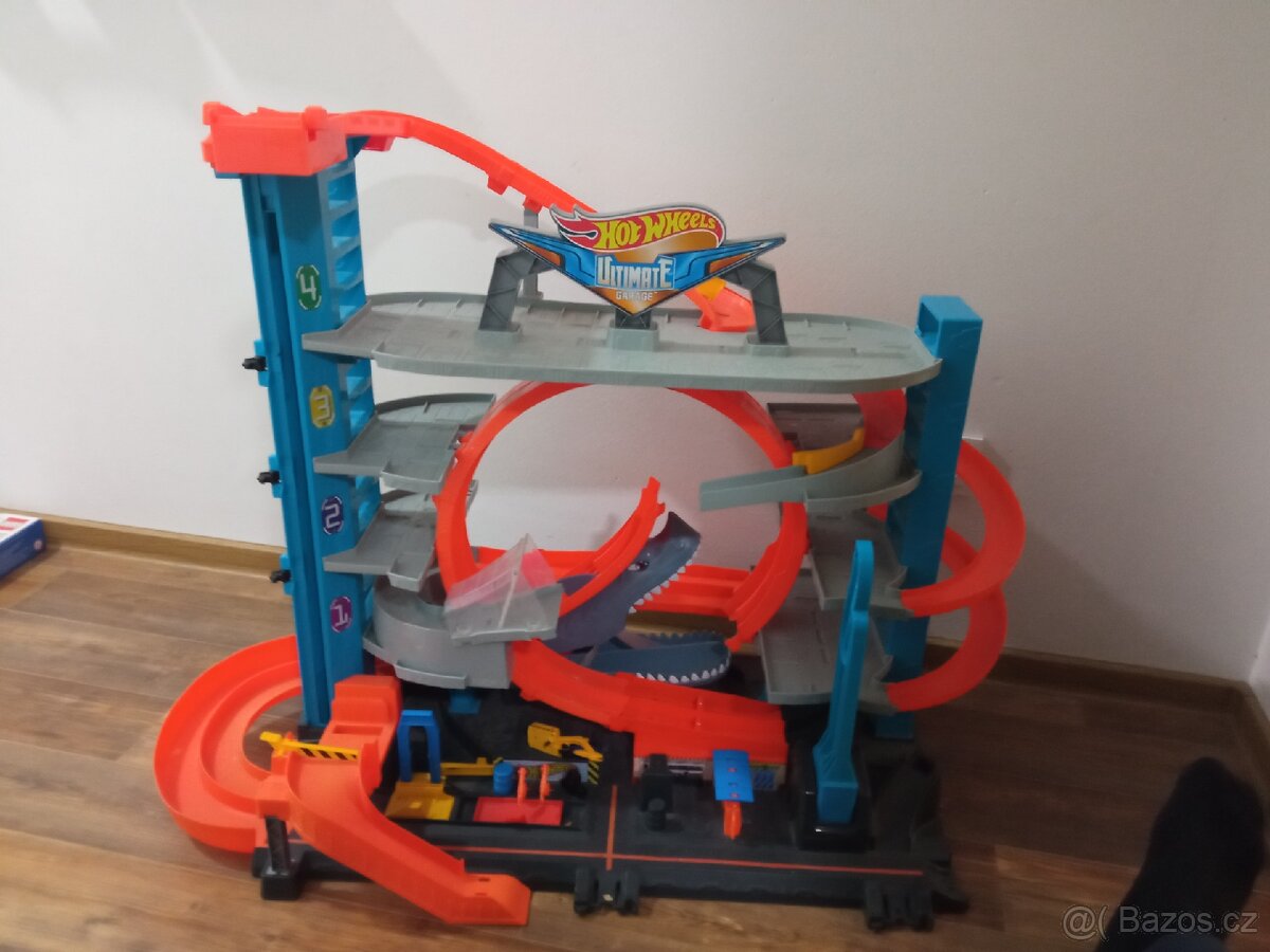 Hotwheels ultimate garage