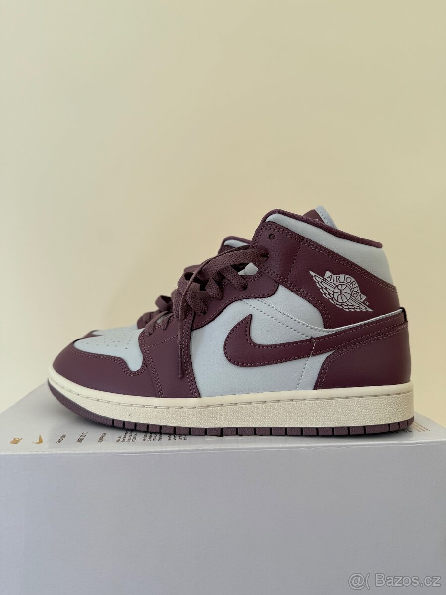 Nike Air Jordan 1 mid (dámské) 40.5