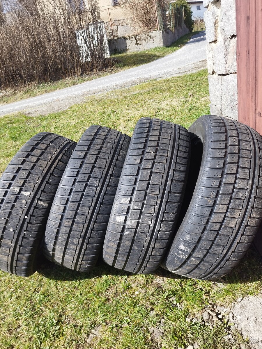 Prodám pneu 235/60 r18