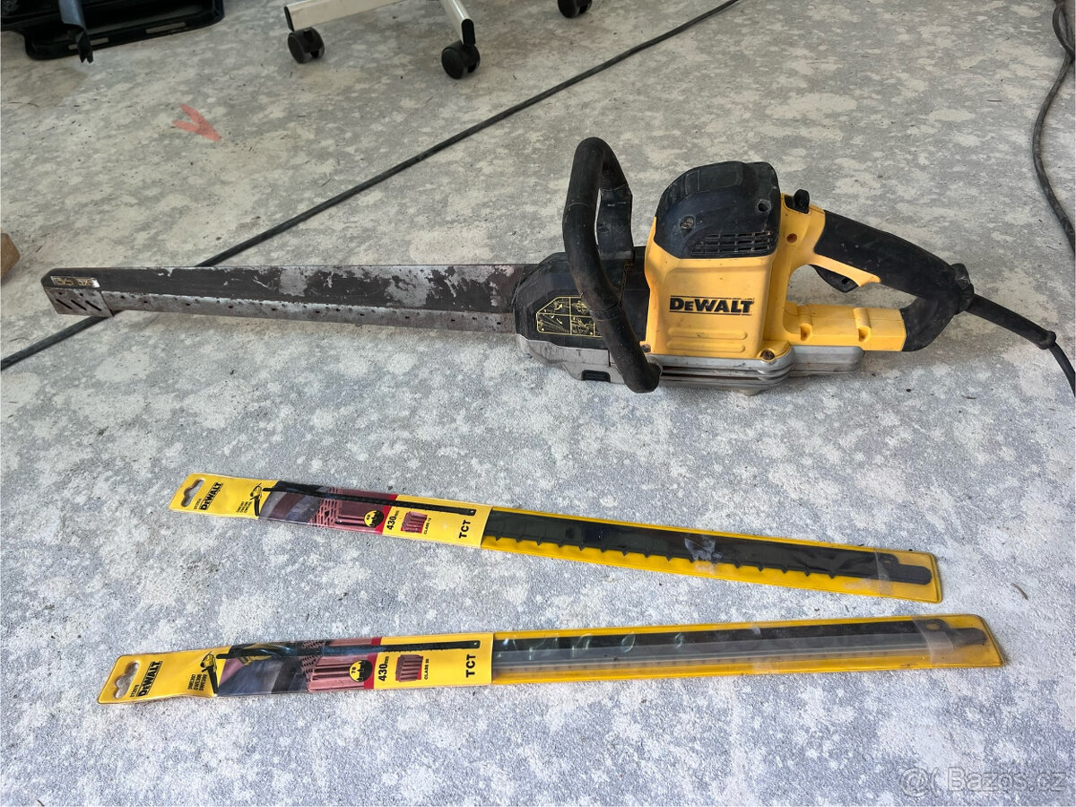 DeWALT 398 + 2x náhradní pilové pláty