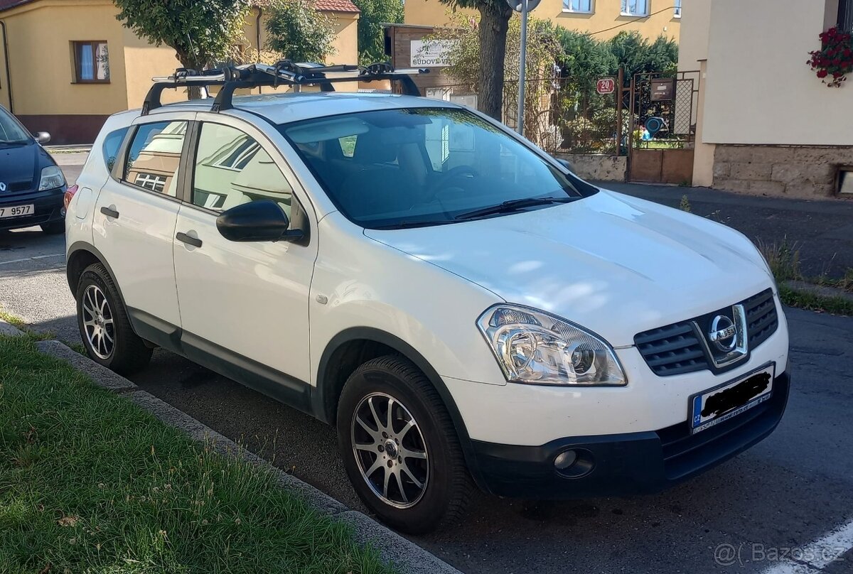 SUV Nissan Qashqai - benzín