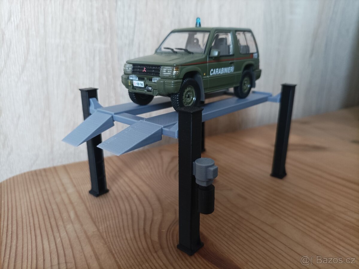 Model Mitsubishi Pajero 1996 CARABINIERI + autozvedák 1:43