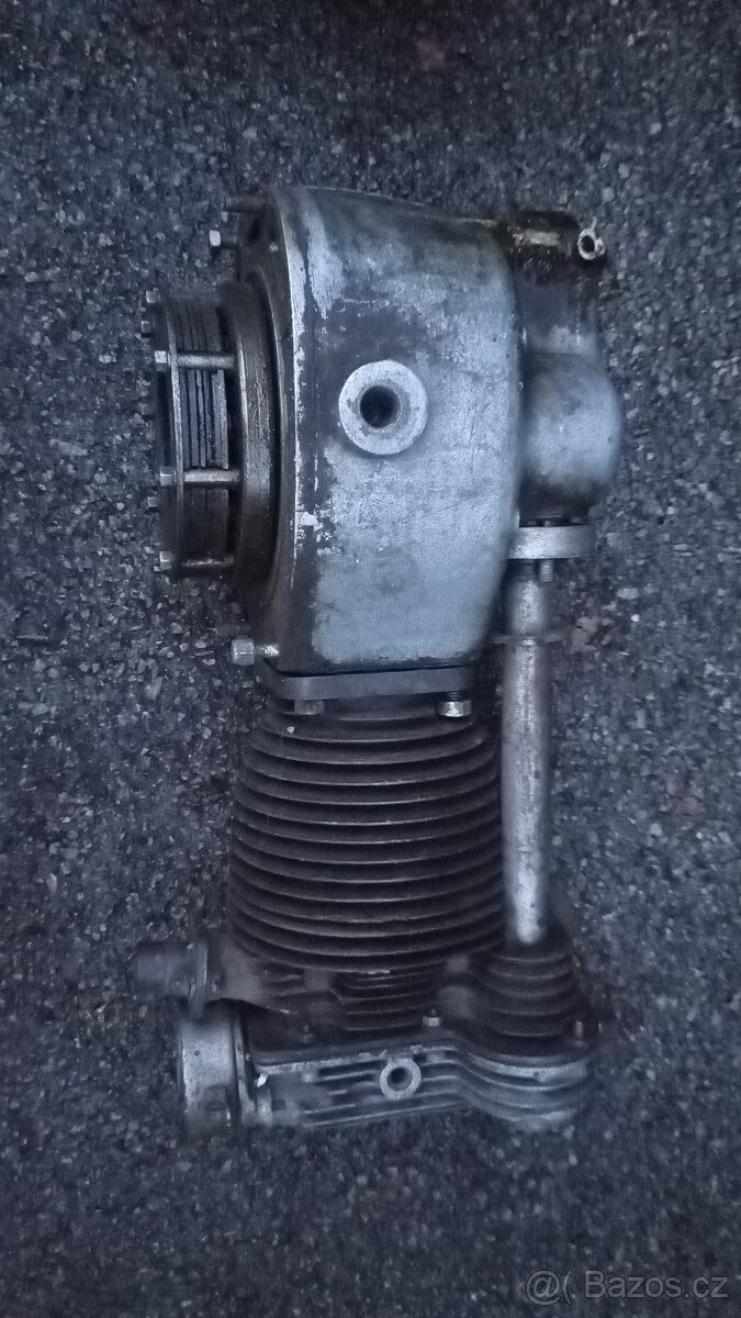 Motor a prevodovka Praga 350.