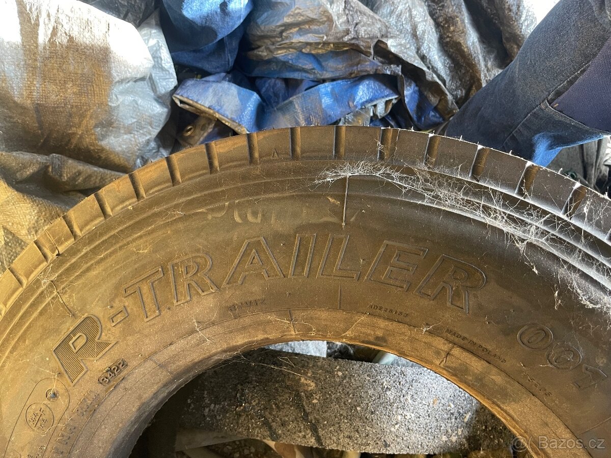 Brisgestone 235/75R17,5