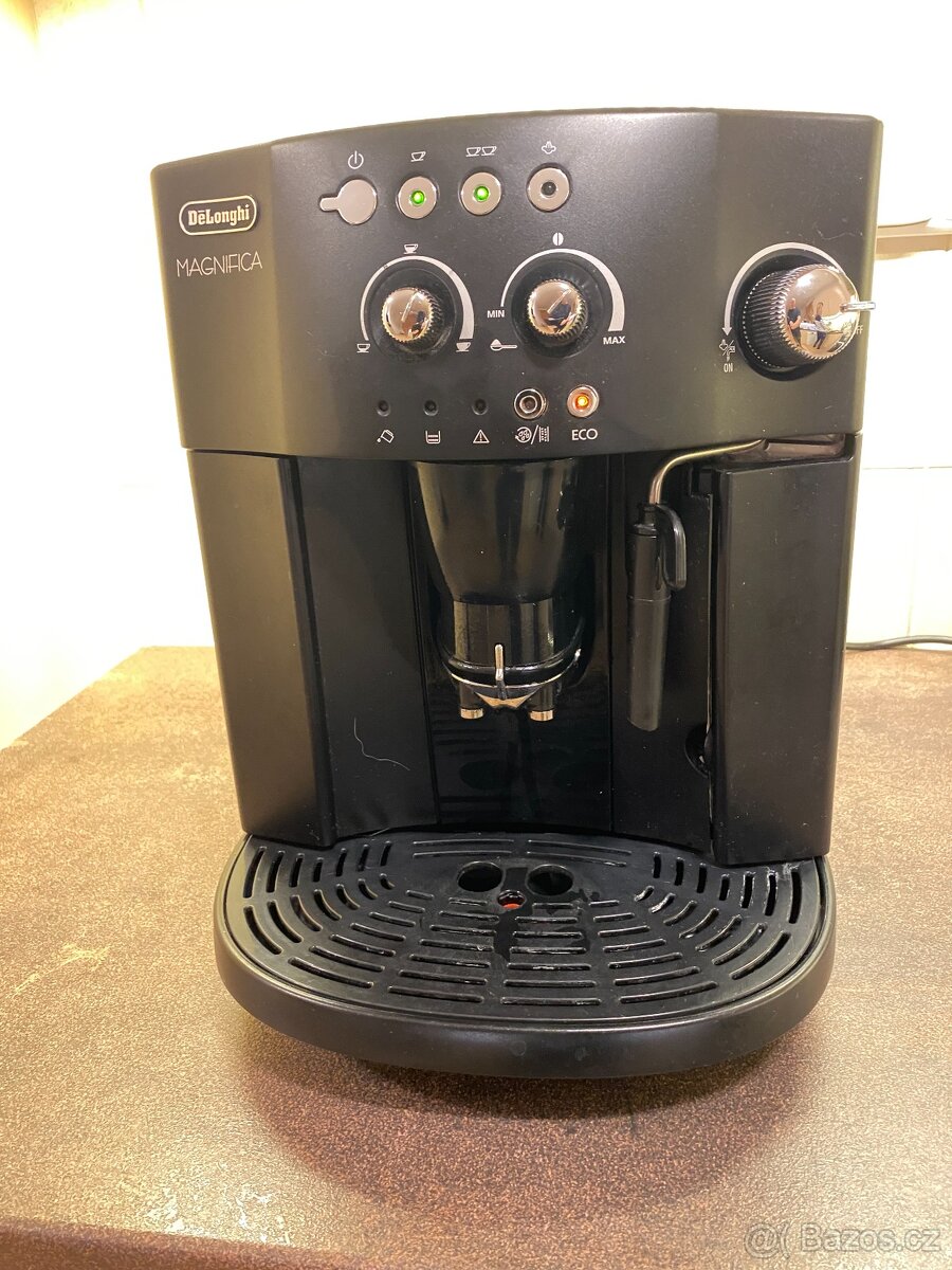 Kávovar DeLonghi Magnifica ESAM 4000.B