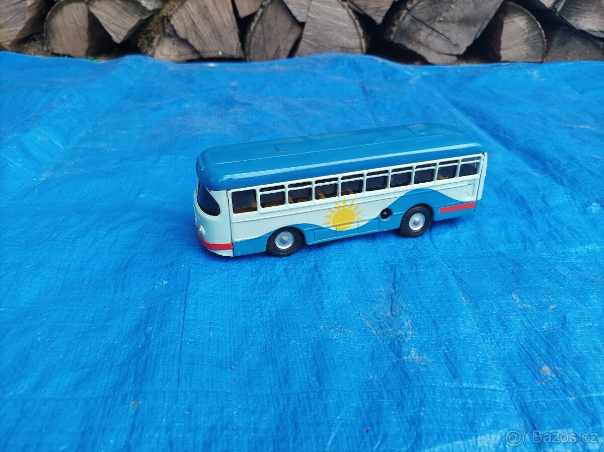 Stará plechová hračka - autobus
