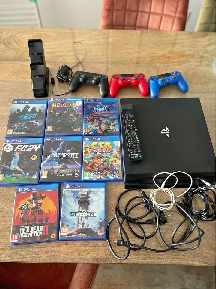 Playstation 4 PRO 1Tb + 3x ovladač a hry