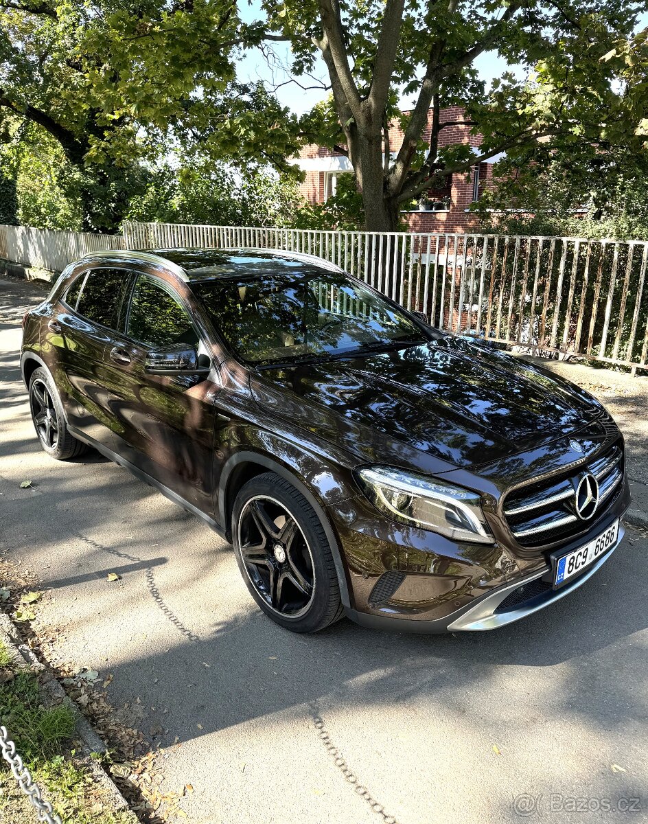 Mercedes GLA 220d AMG 4MATIC Střešní okno