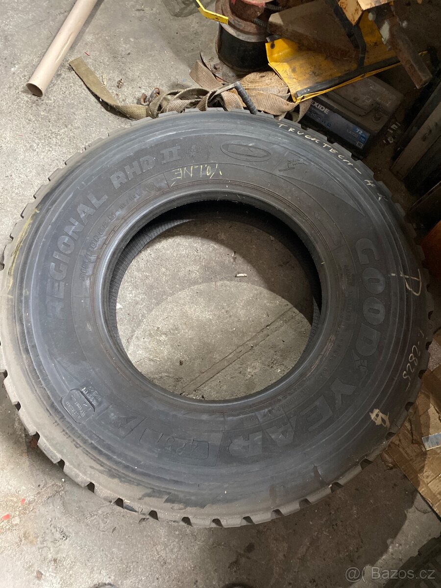 2x novy protektor 315/80 R 22.5