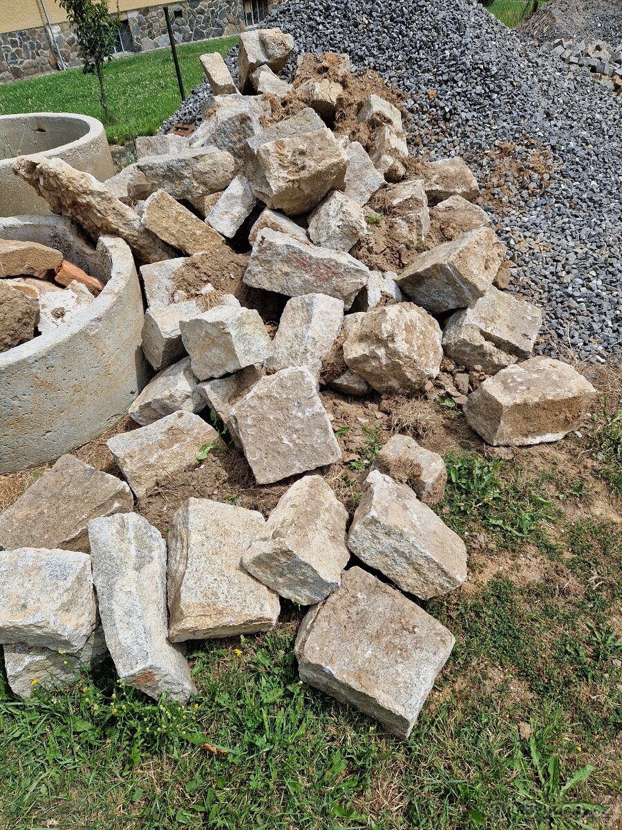 Velké dlažební kostky - kameny na opěrnou zeď