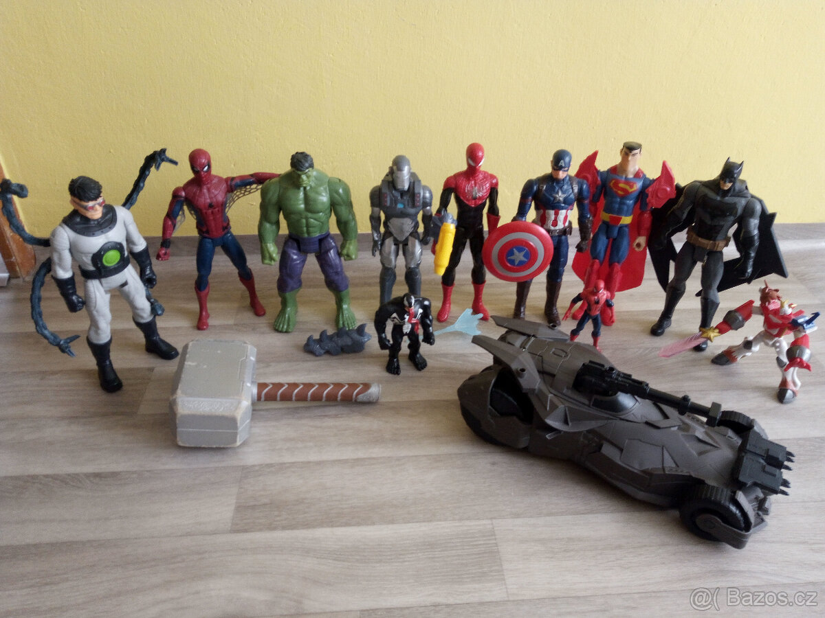 Avengers figurky + Superman + Batmobil