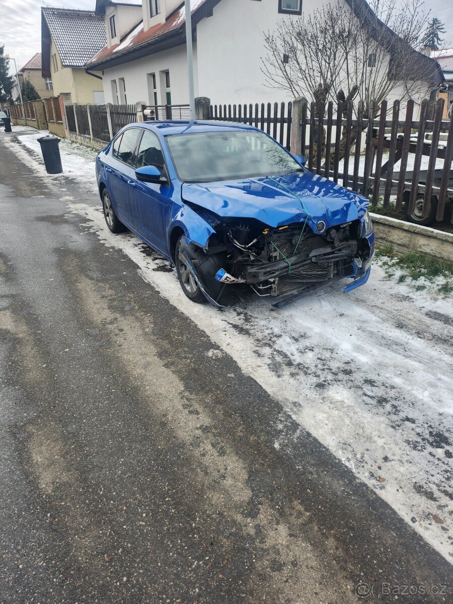 Škoda octavie 3 bouraná na přední část.