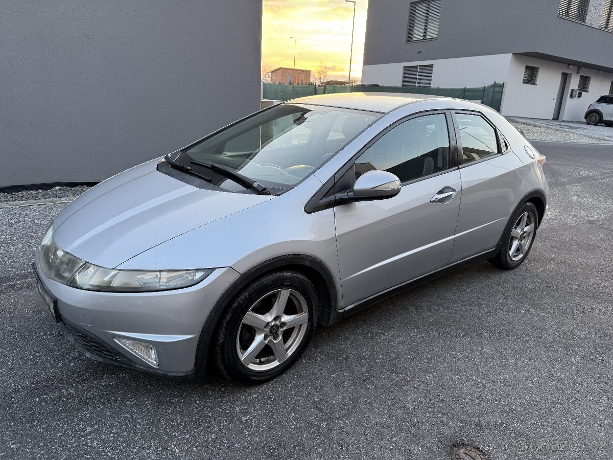 Honda Civic 8G 1.8 I-VTEC 103kw CZ původ,nová STK,po servise