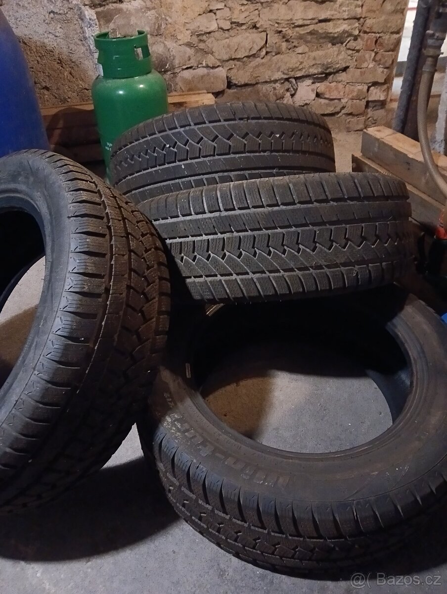 Prodám zimní pneu hifly 235/55 r17