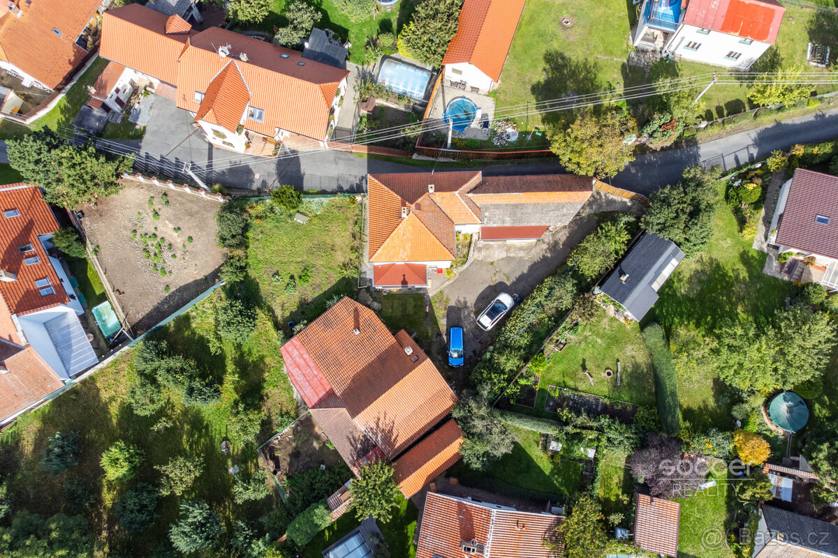 Dvougenerační dům s velkým pozemkem a garáží v Chomutovicích