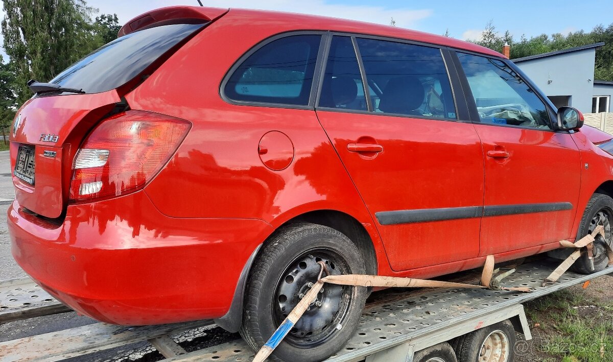 nd  fabia 2 1.2htp 44kw červená modrá bílá šeda stříbrná