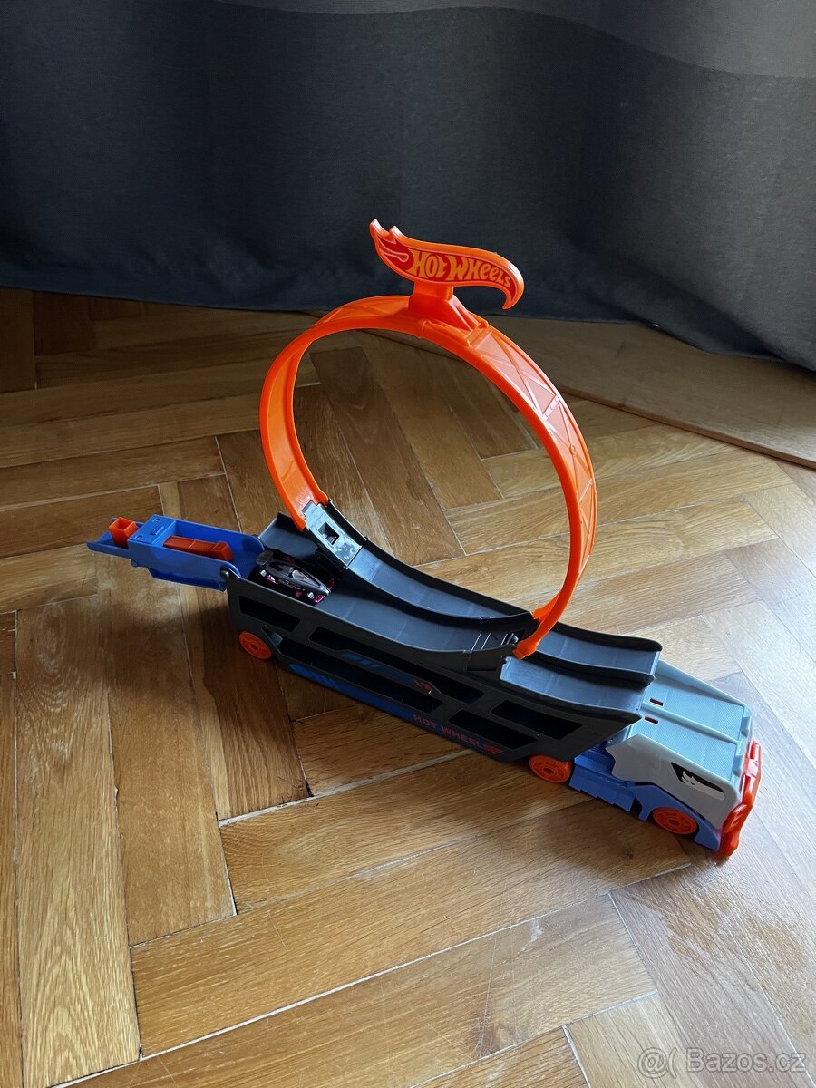 Auto tahač s vystřelovací dráhou Hotwheels