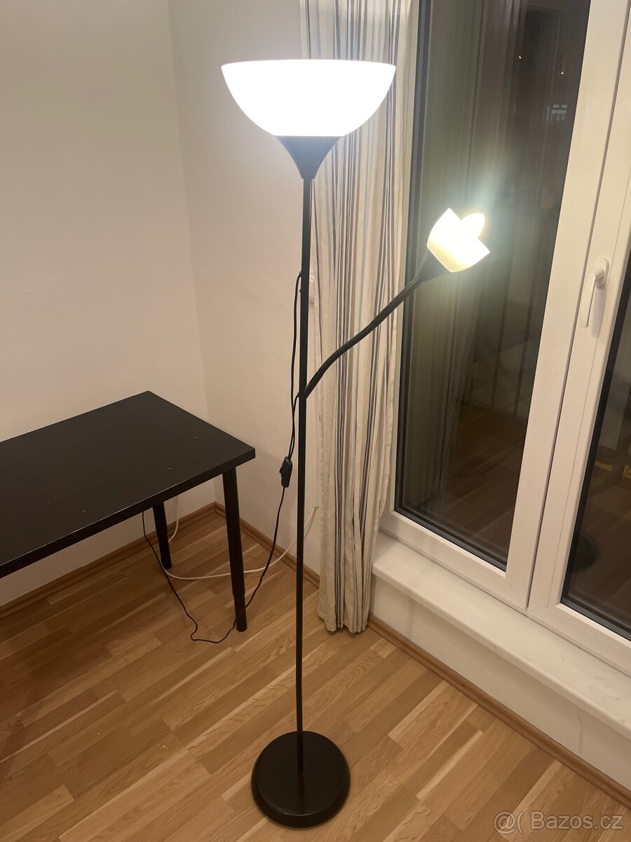 Stojací lampa IKEA TAGARP na čtení černá/bílá