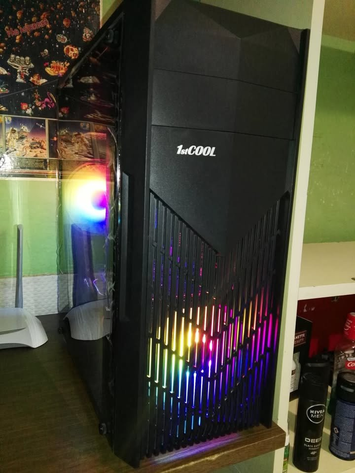 PC Intel i5 3570K, 8GB RAM, ASUS R7 250X 2GB, SSD