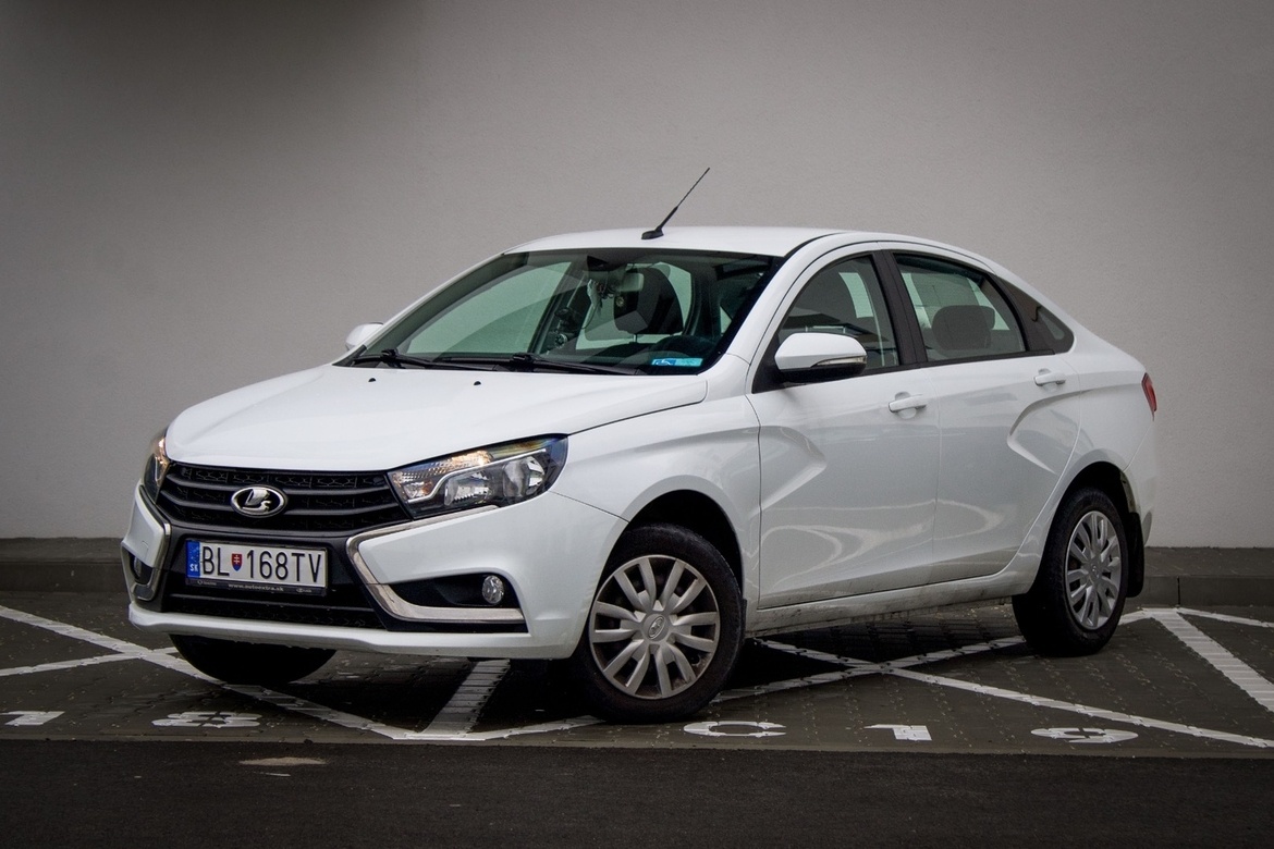 Lada Vesta 1.6 16V MPI Luxe - TOP výbava, sezónne prezutie