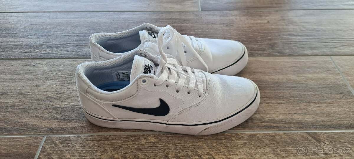 Bílé látkové tenisky Nike SB Chron 2