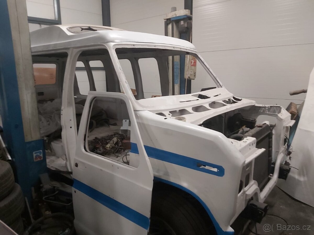 Ford Econoline E150 5,8 l V8 - na dokončení renovace