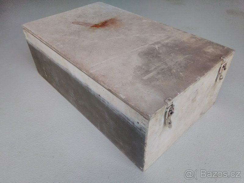 Starší dřevěné bedny 55 x 32 x 19,5 cm se zavíracím víkem